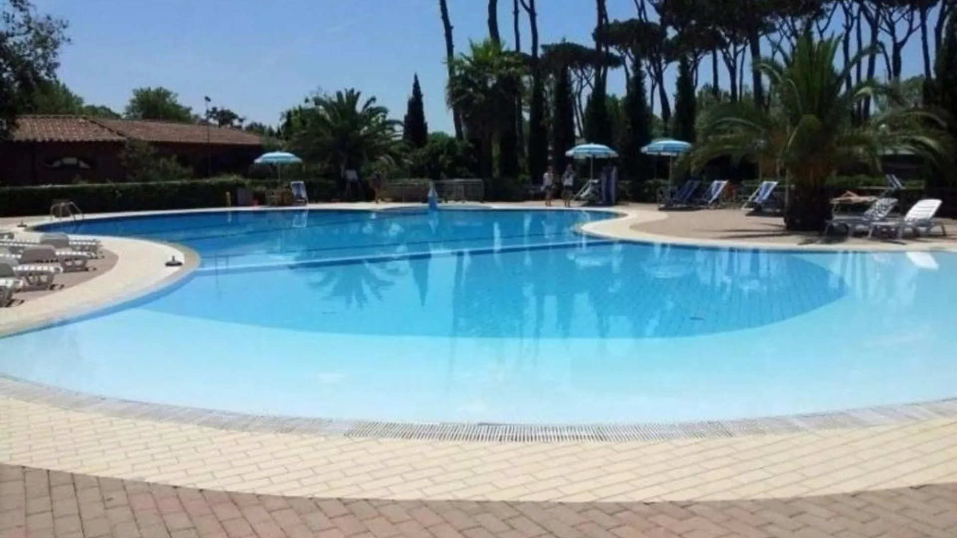 Tolles Ferienhaus In Viareggio Mit Gemeinschaftlichem Pool